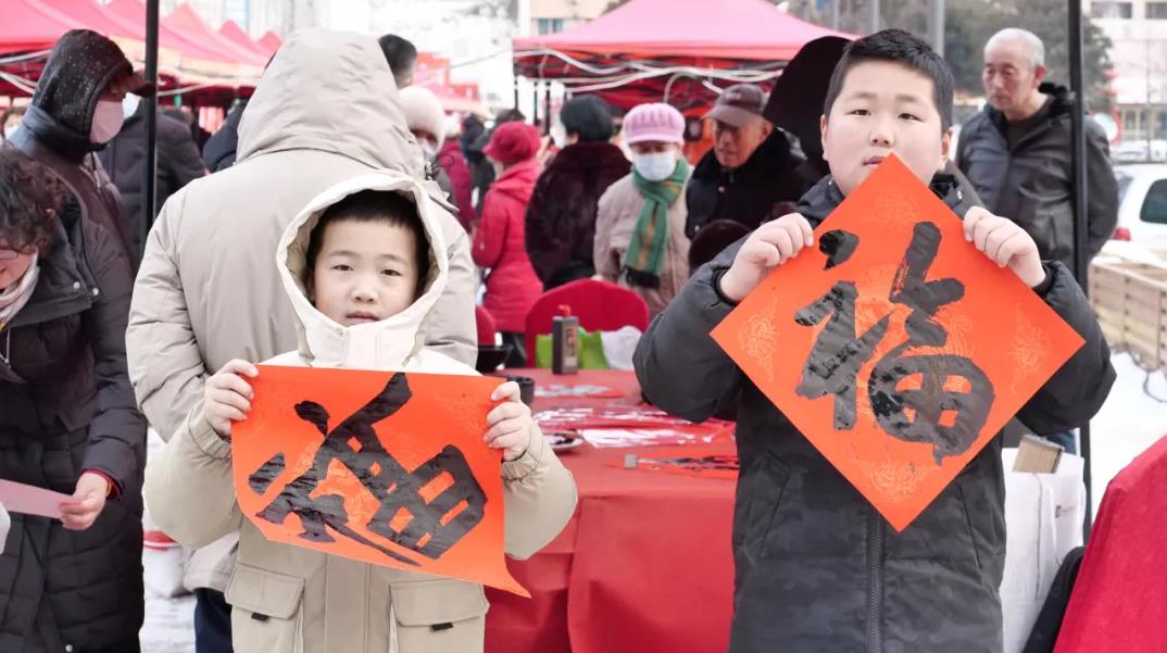 烟台市文艺评论家协会走进烟台市工人文化宫广场开展“传承经典，文艺惠民”活动